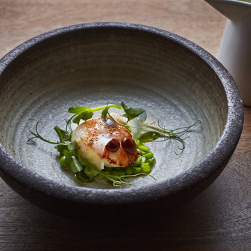 Roasted scallops, salted toffee pea soup, black garlic puree & lardo.  This was the stunning collaboration meal with Simon Hulstone and Luke Tipping at Simpsons Restaurant, Birmingham.

Chef: @hulstone
Simpsons: @simpsons_restaurant @luke.tipping
Photographer: @jodihindsphoto